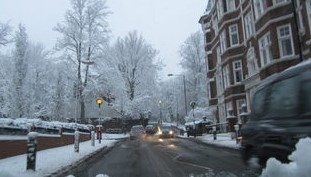 Обилен снеговалеж предизвика транспортен хаос във . Най-малко 250 полета бяха